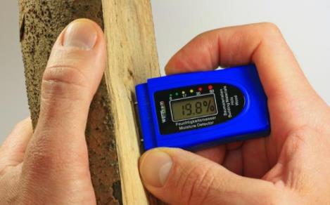 木材含水率对木蜡油施工的影响